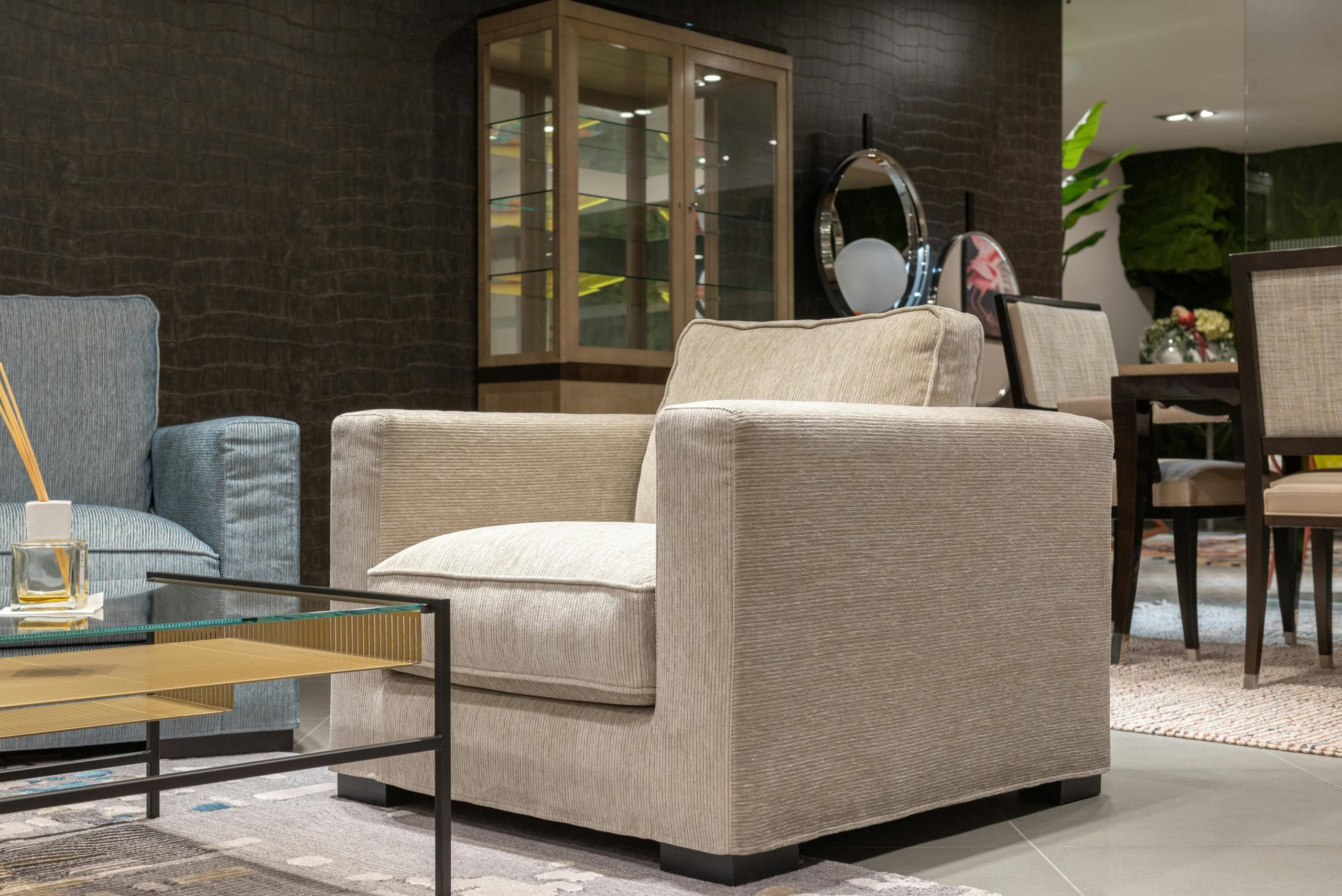 Photo d'un fauteuil en velour côtelé.