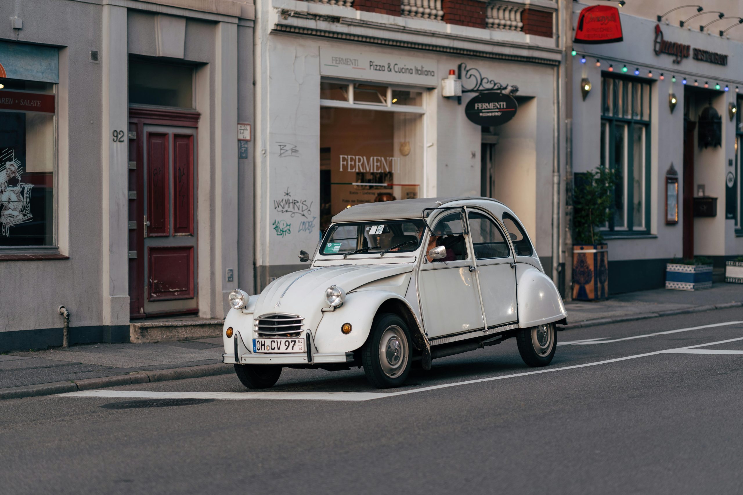 Photo d'une citroën 2cv blanche prise à un stop.