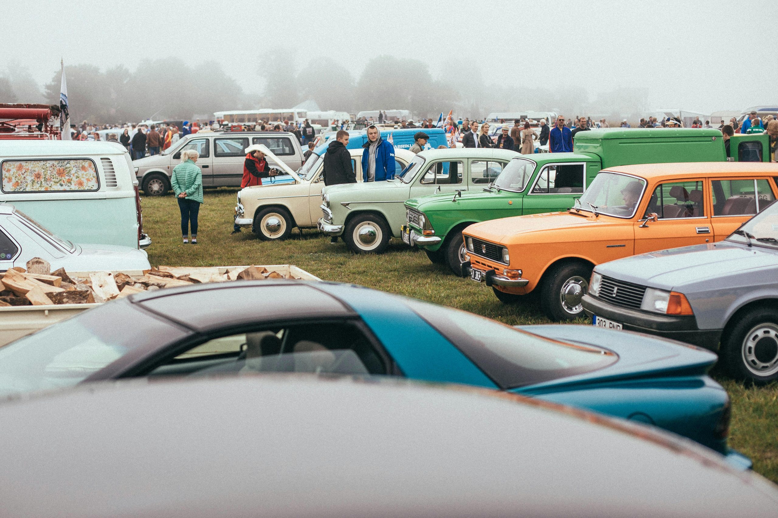 Photo d'un rassemblement de voitures anciennes ou vintage.